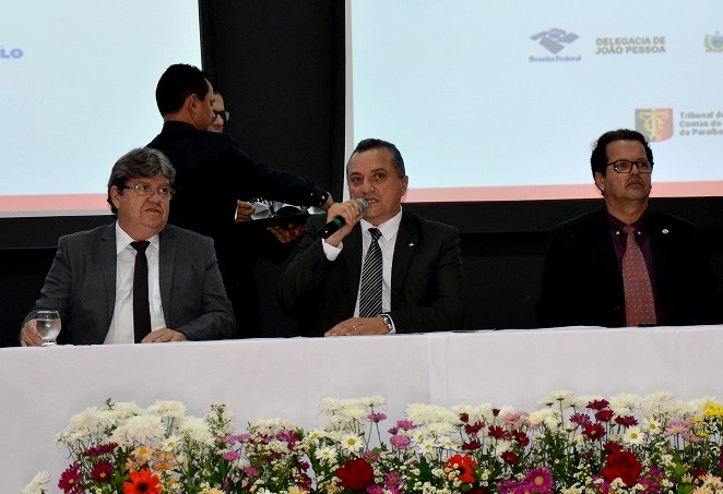 Foto na- mesa Marialvo Joo Azevdeo Andr Carlo lanamento EAT