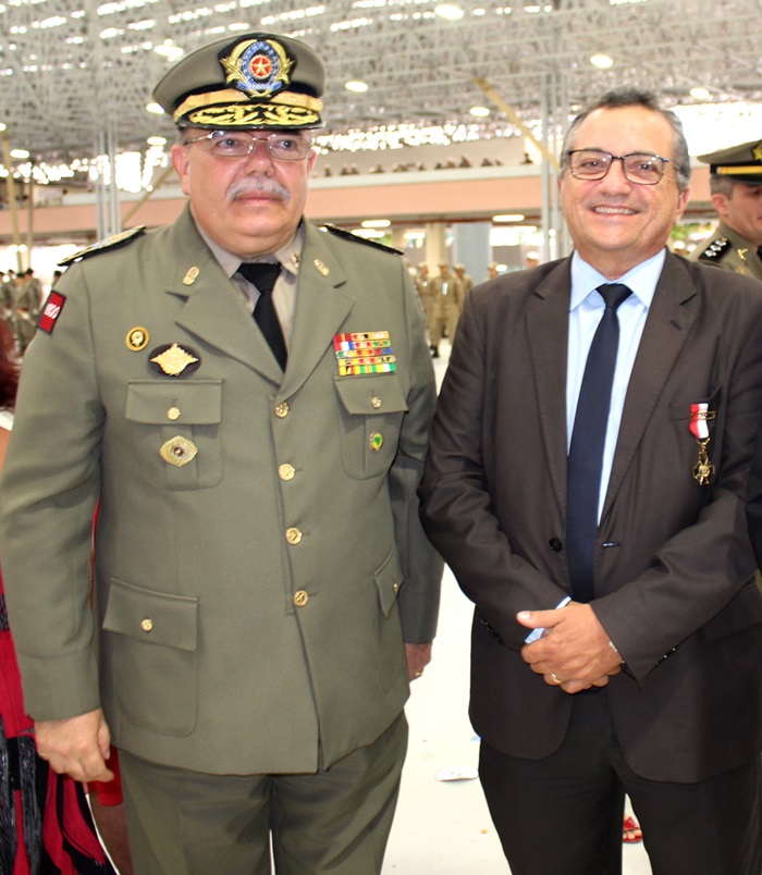 FOTO MARIALVO LAUREANO CONDECORADO MEDALHA-COM EULLER-1